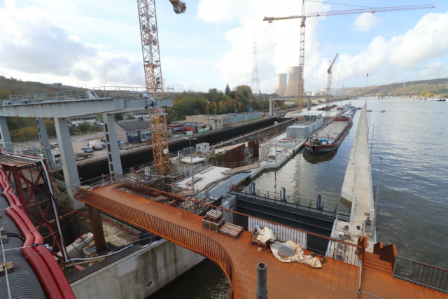 Site éclusier d’Ampsin-Neuville : les premiers tests et les premiers bateaux