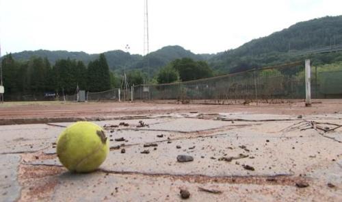 Solidarité entre les clubs de tennis liégeois 