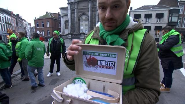 Stop à l'hémorragie !  La CSC distribue des trousses de secours aux politiques 