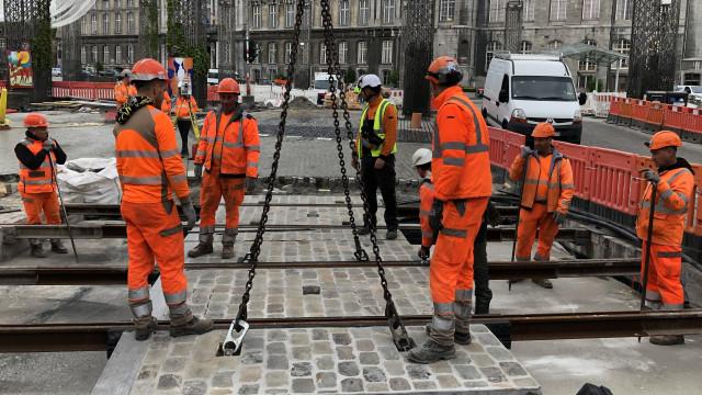 Tram : les tout derniers rails posés dans le centre-ville