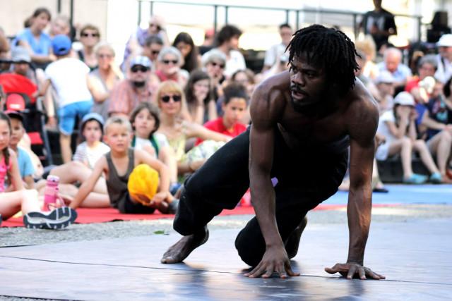 Transfrontalier, une performance du danseur Zora Snake au Festival de Liège 
