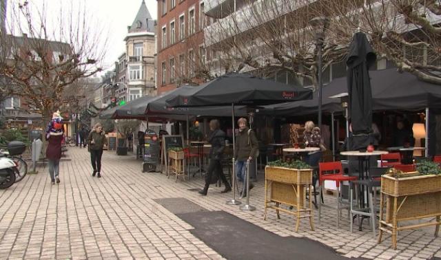 Trois mois sans terrasse place des Carmes. Les commerçants inquiets !