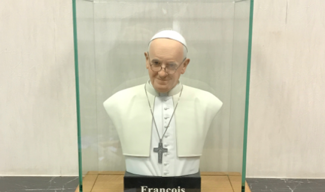 Un Amaytois offre un buste au pape François 
