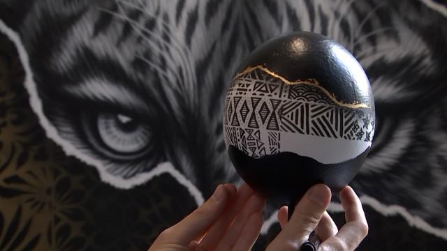Un oeuf d'autruche pour Noir Artist et Pauline Dubisy bientôt à la galerie Liehrmann