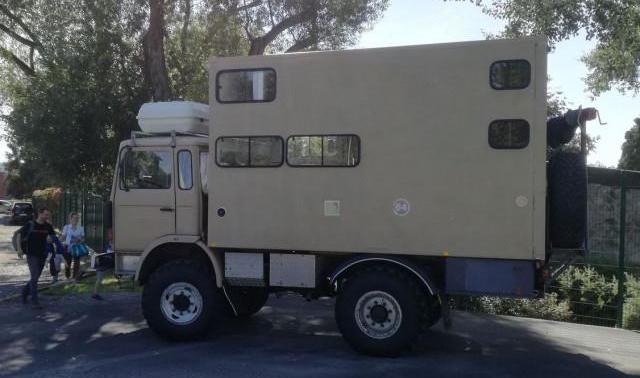 Une famille en route pour l'Afrique à bord d'un camion aménagé 