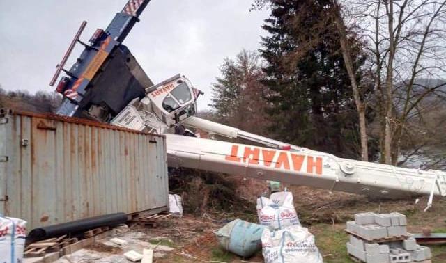 Une immense grue tombe dans l'Ourthe