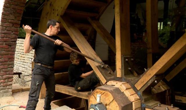 Une toute nouvelle roue en chêne pour le Moulin du Halleux