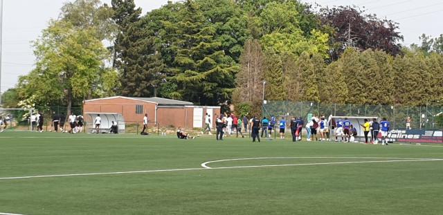 Visé : la police interrompt un match de football