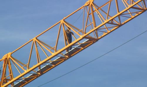 Vottem : ils grimpent sur la grue pour avoir leur salaire